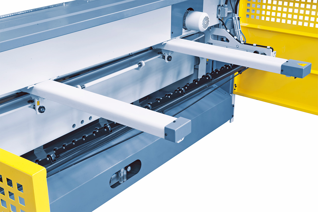 Motorische Tafelschere mit Blechauswurf nach vorne und hinten MTR 1100 x 6 mm NCC mit pneumat. Blechhochhaltevorrichtung *