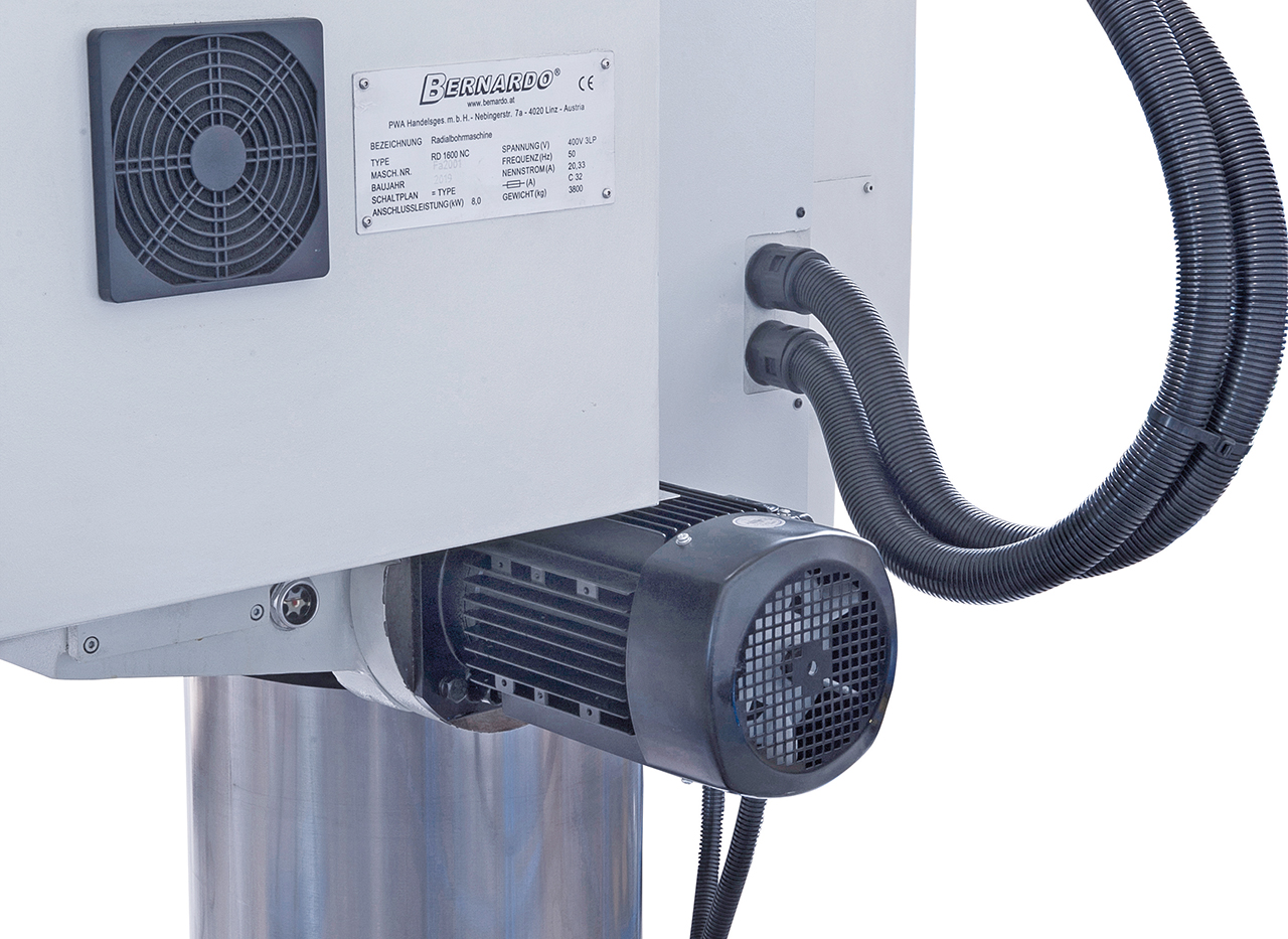 Serienmäßig mit Hydraulikmotor für die Klemmung des Auslegers, der Säule und des Bohrkopfes.