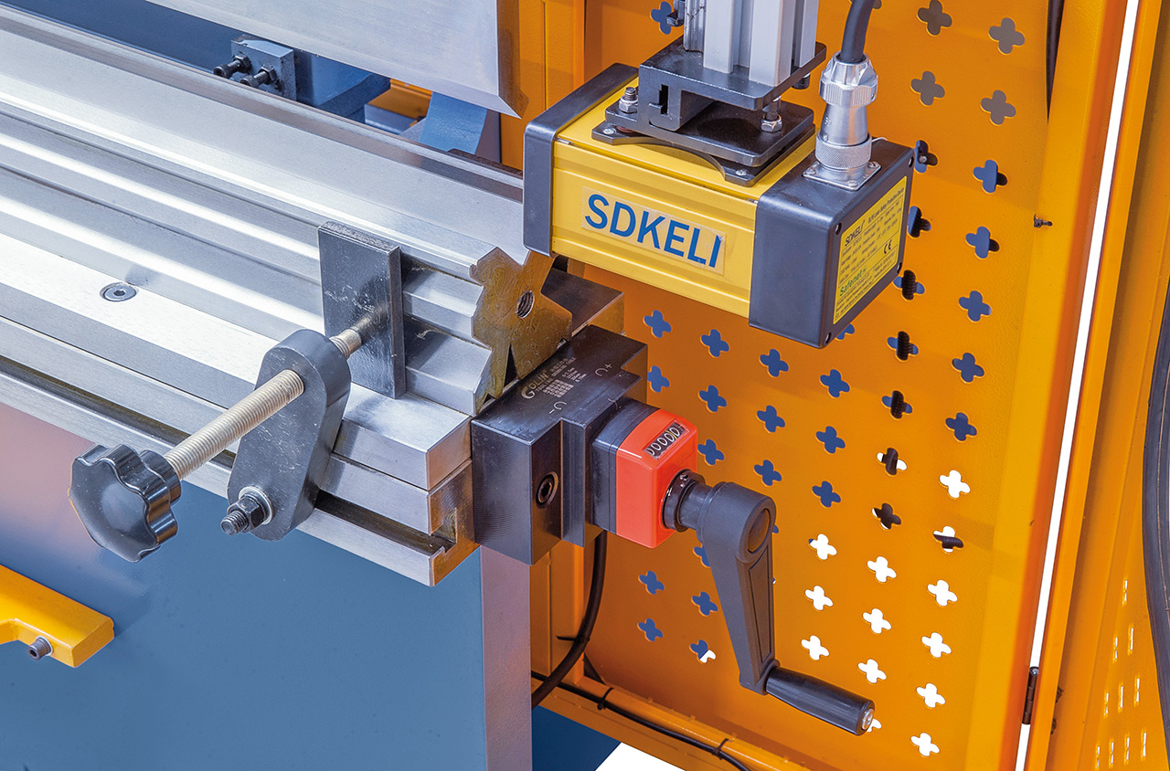 Hydraulische Abkantpresse AKPL 3200 x 125 mit manueller Bombiereinrichtung *