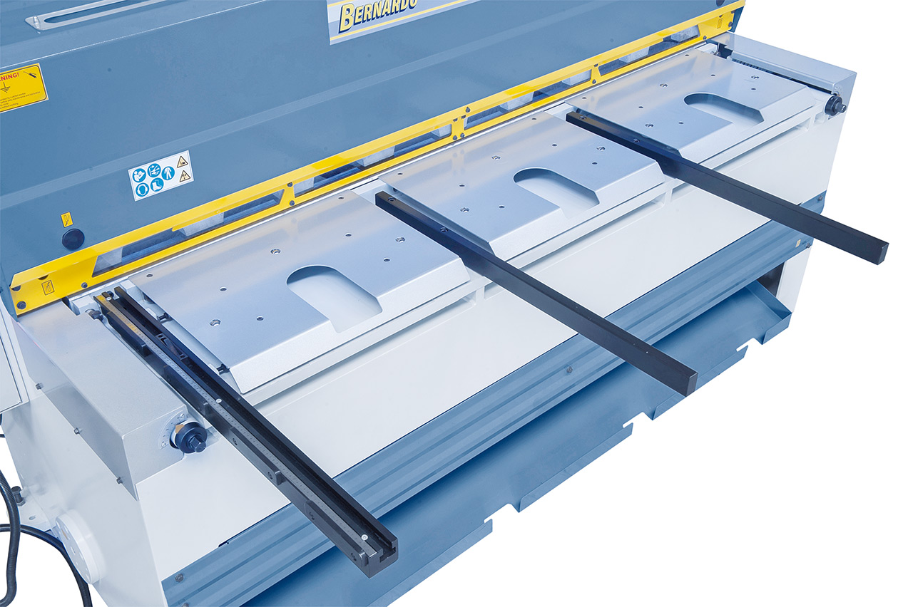 Motorische Tafelschere mit Blechauswurf nach vorne (max. 400 mm) und hinten MTE 2560 x 4 mm NCC *