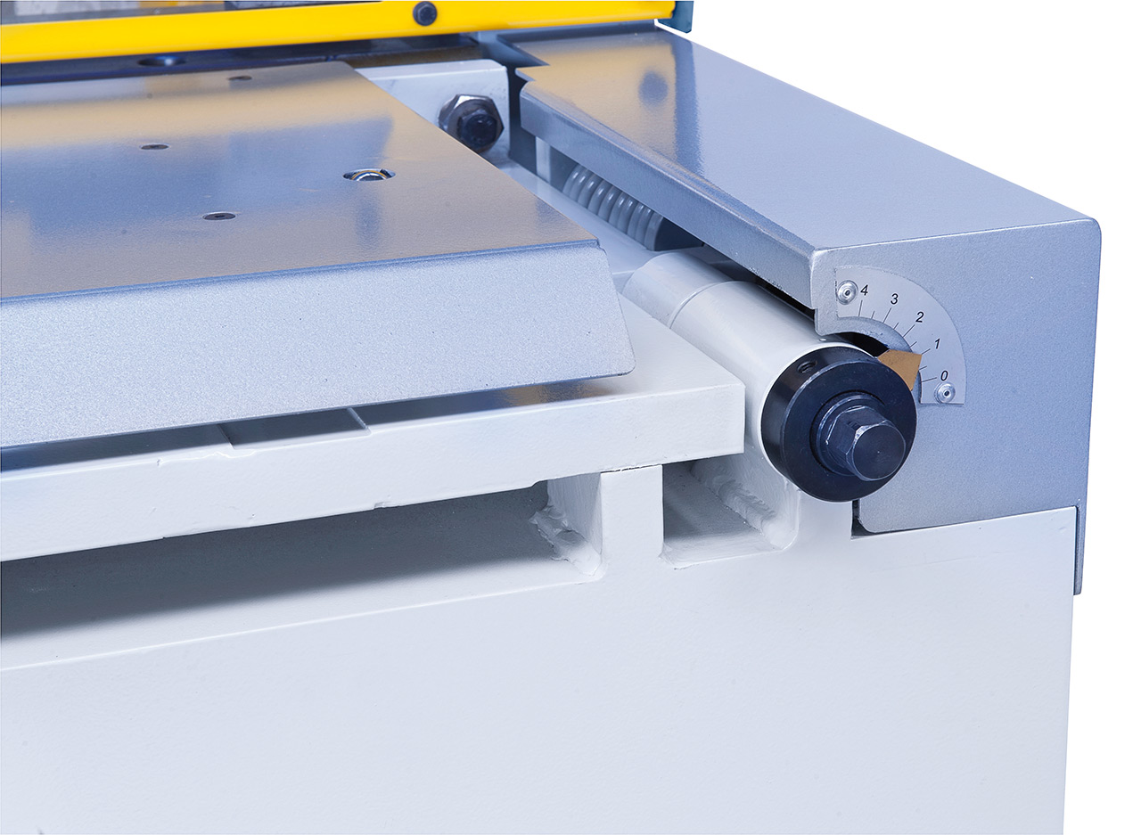 Motorische Tafelschere mit Blechauswurf nach vorne (max. 400 mm) und hinten MTE 3060 x 4 mm NCC *