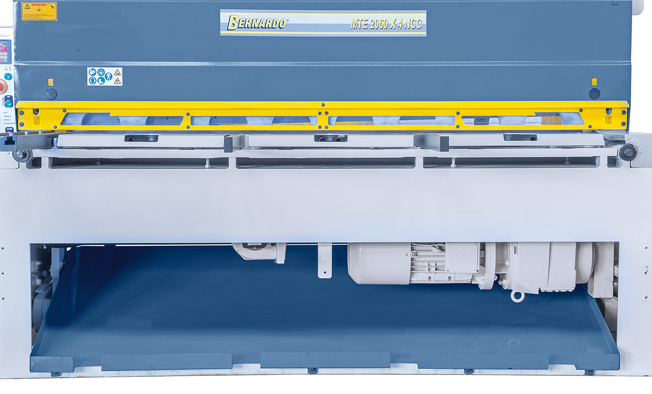 Motorische Tafelschere mit Blechauswurf nach vorne (max. 400 mm) und hinten MTE 2060 x 4 mm NCC *
