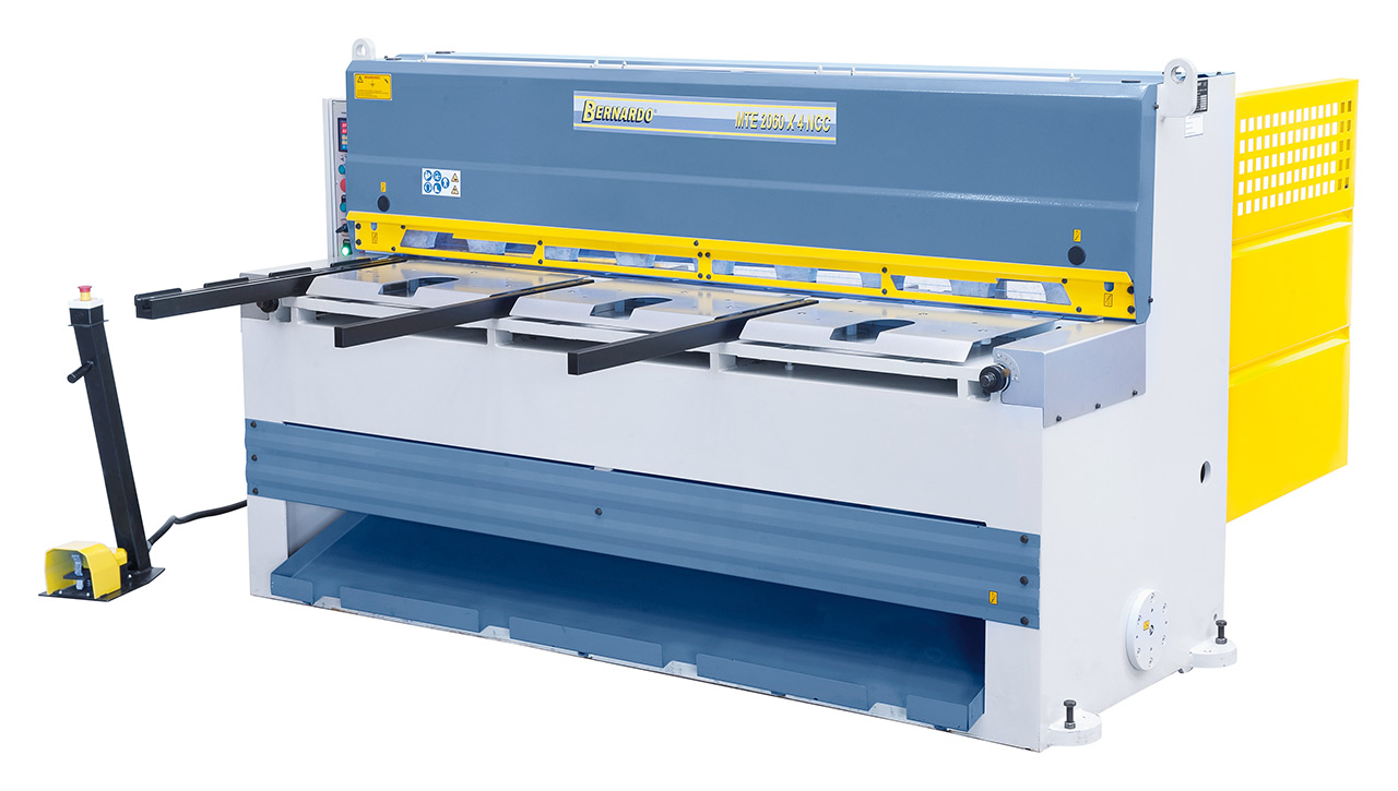 Motorische Tafelschere mit Blechauswurf nach vorne (max. 400 mm) und hinten MTE 2560 x 4 mm NCC *
