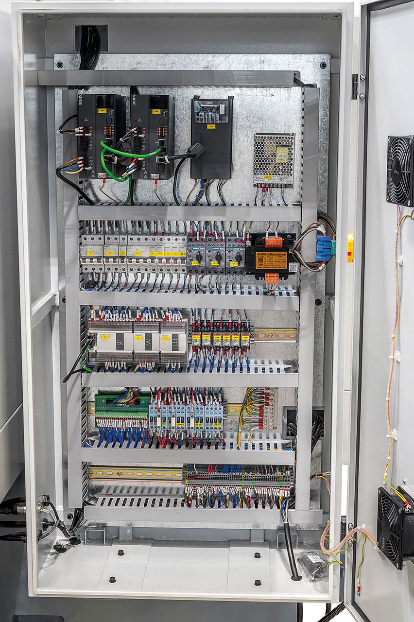 Universal-Schleifmaschine URS 32100 PLC **
