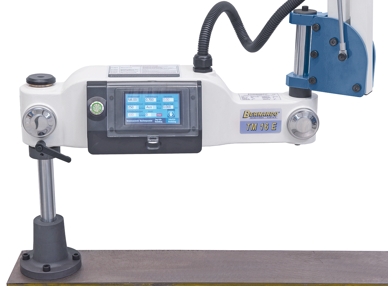 Komfortables Arbeiten: 
Einstellen der Gewindegröße, 
Steigung, Drehzahl und Bohrtiefe direkt über den integrierten 
Touchscreen