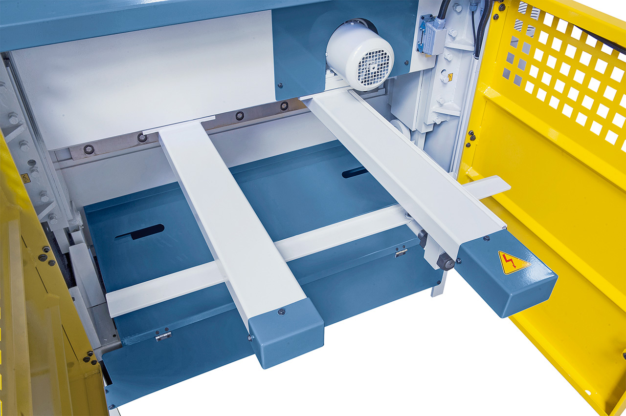 Motorische Tafelschere mit Blechauswurf nach vorne (max. 400 mm) und hinten MTE 1360 x 6 mm NCC *
