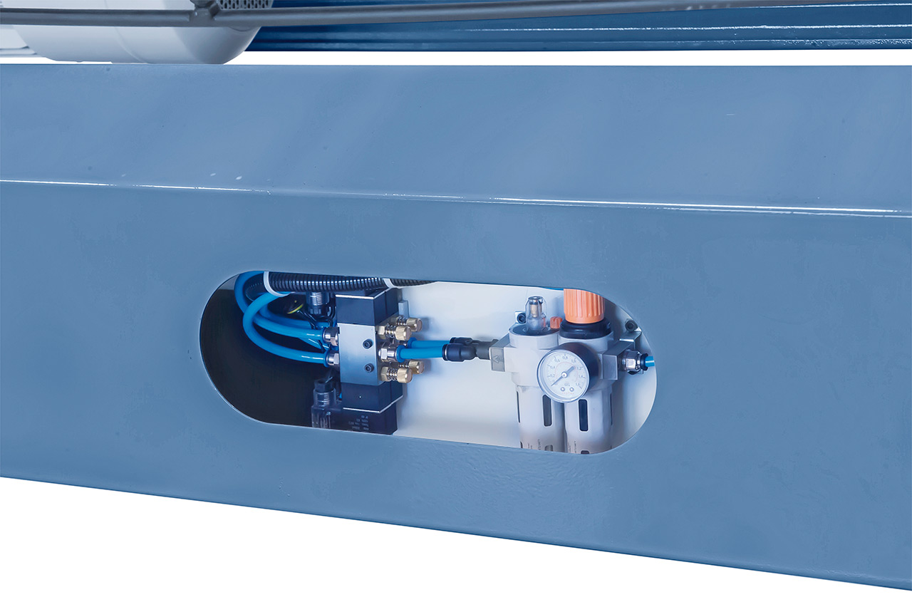 Motorische Tafelschere mit Blechauswurf nach vorne und hinten MTR 1560 x 5 mm NCC mit pneumat. Blechhochhaltevorrichtung *