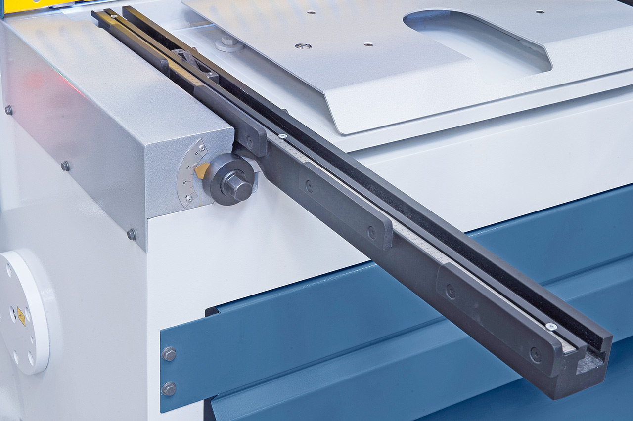 Motorische Tafelschere mit Blechauswurf nach vorne (max. 400 mm) und hinten MTE 1560 x 3 mm NCC *