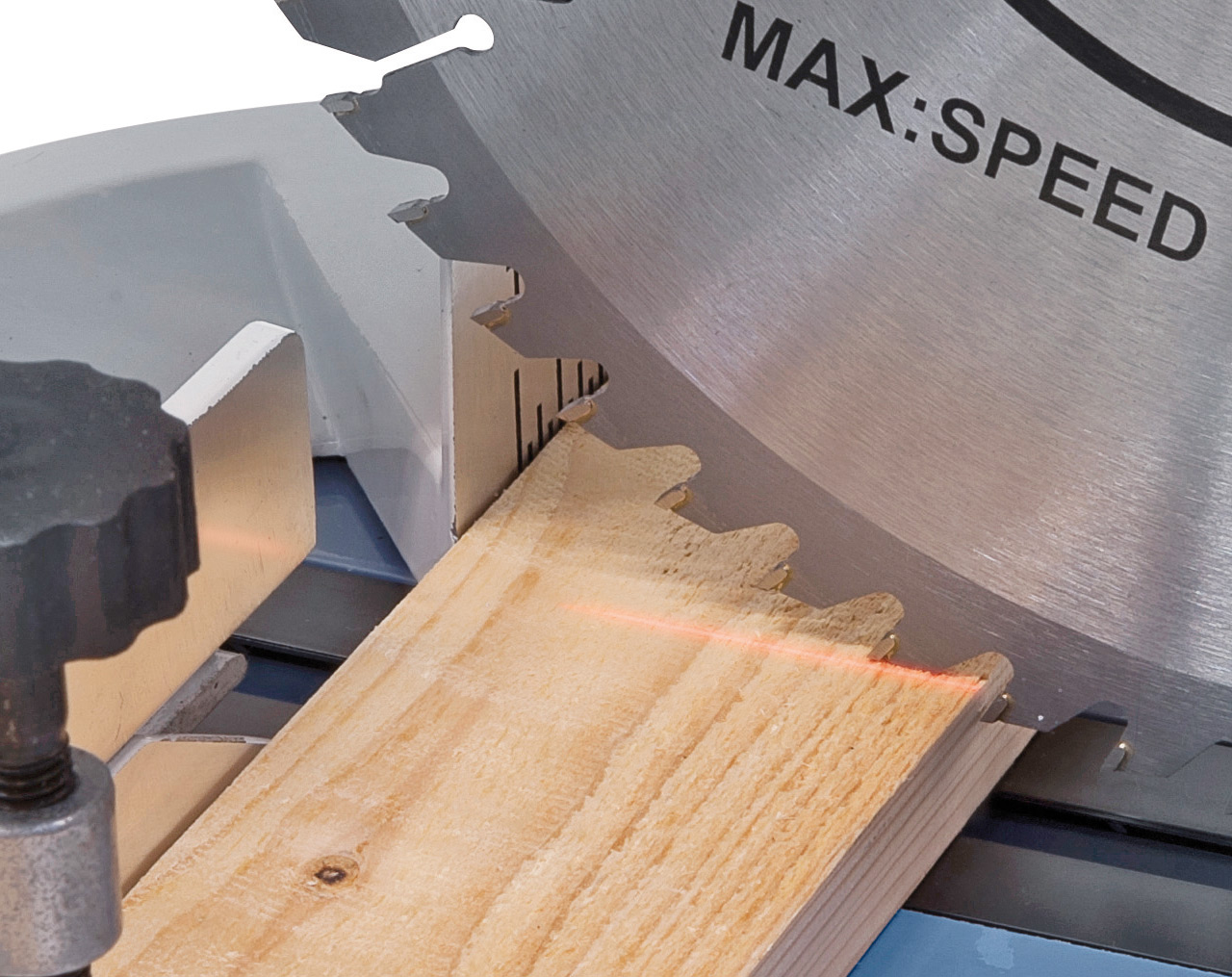 Der Linear-Laser zeigt die Schnittposition des Sägeblattes an.
