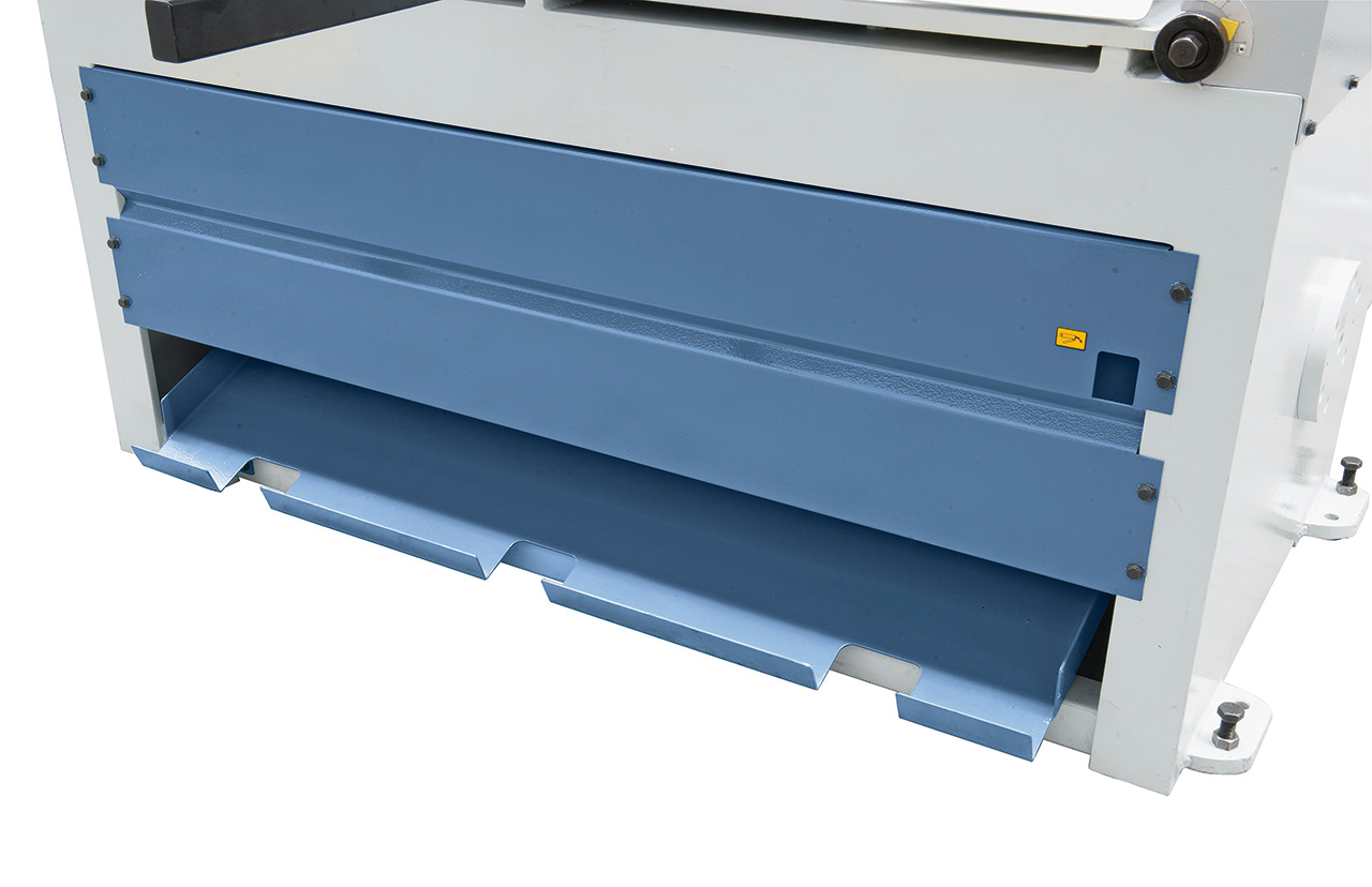 Motorische Tafelschere mit Blechauswurf nach vorne und hinten MTR 1560 x 3 mm NCC mit pneumat. Blechhochhaltevorrichtung *