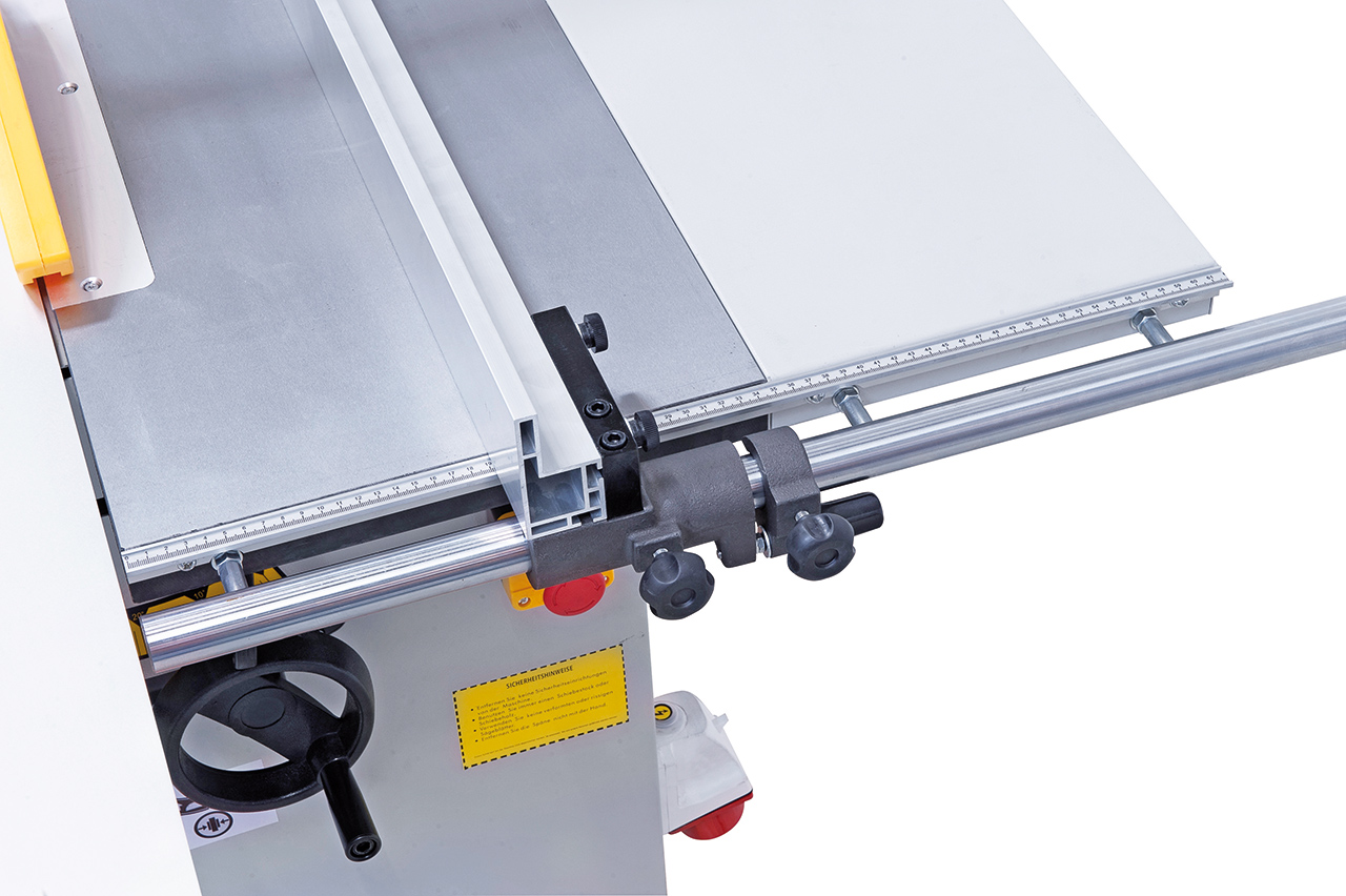 Präzise Führung des Aluminium-Parallelanschlages mittels 30 mm Rundstange.