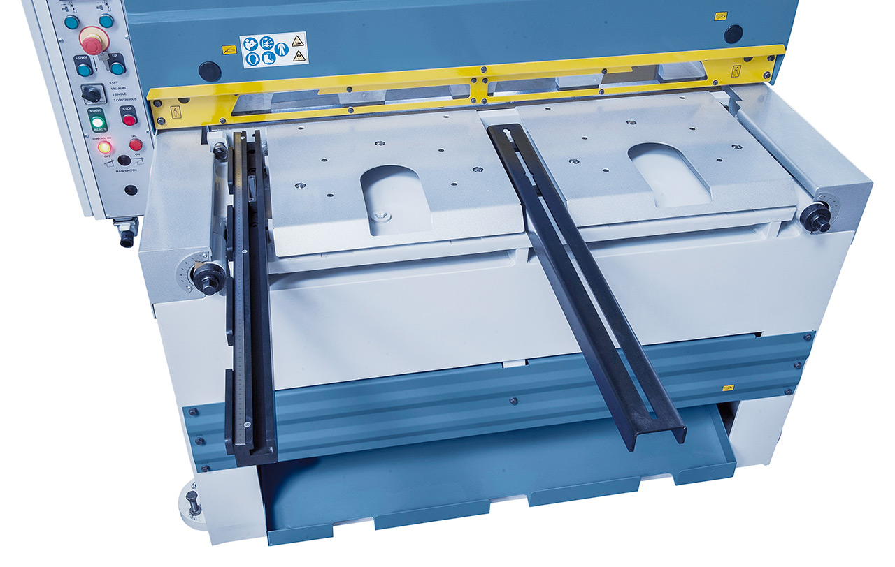 Motorische Tafelschere mit Blechauswurf nach vorne (max. 400 mm) und hinten MTE 1560 x 5 mm NCC *