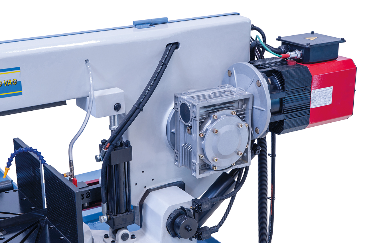 Stufenlos regelbare Schnittgeschwindigkeit sowie ein hohes Drehmoment durch leistungsstarken Servomotor