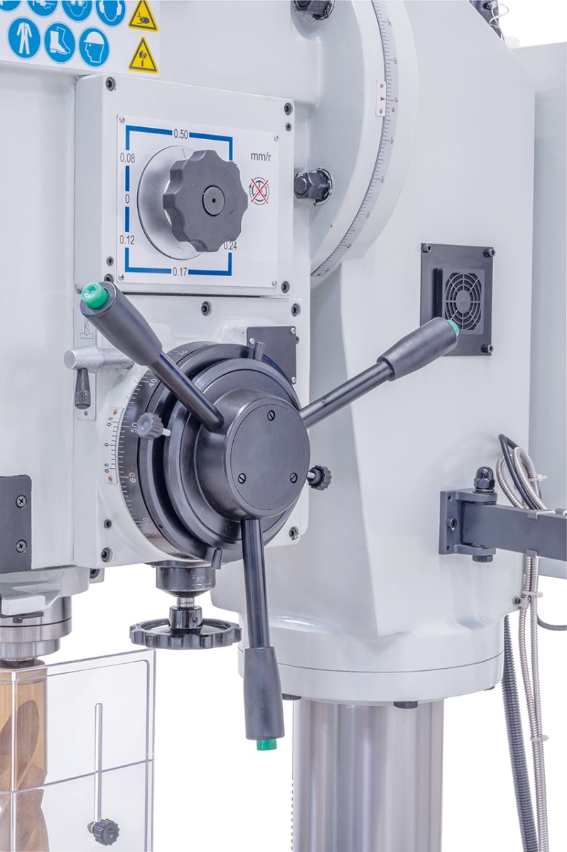 Der Bohrvorschub erfolgt wahlweise per Hand oder mittels Elektromagnetkupplung.