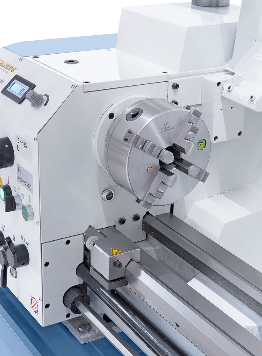 Zentrisch spannendes 4-Backenfutter 160 mm,  optimal für Vierkant-Werkstücke (Option).