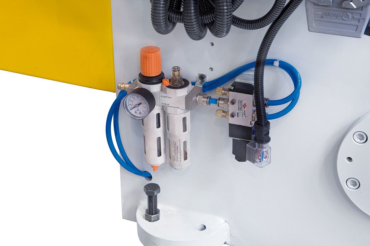 Motorische Tafelschere MTA 3060 x 3 mm NCC mit pneumat. Blechhochhaltevorrichtung *